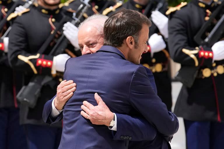 El presidente francés, Emmanuel Macron,  da la bienvenida al presidente brasileño, Luiz Inacio Lula Da Silva, antes de un almuerzo de trabajo el viernes 23 de junio de 2023 en el Palacio del Elíseo en París.