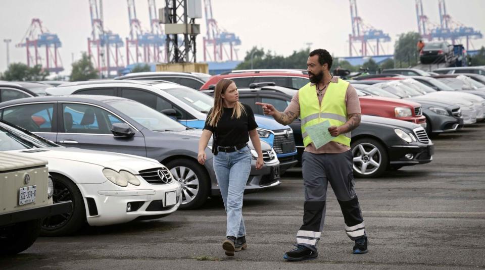 Liv Moormann (Jasna Fritzi Bauer) lässt sich im Bremerhavener Autoterminal von Hanke (Tino Führer) die Autostellplätze der besonderen Fahrzeuge zeigen. (Bild: Radio Bremen / Jörg Landsberg)