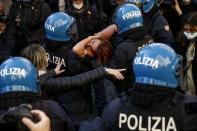 <p>La polizia ha effettuato diverse cariche quando i manifestanti hanno tentato di forzare il cordone delle forze dell'ordine. Tra i manifestanti che hanno dato vita al sit in davanti alla Camera si sarebbero infiltrati diversi gruppi di estremisti con l'obiettivo di strumentalizzare il disagio sociale e far salire la tensione. E' la lettura che arriva da fonti investigative che in queste ore stanno ricostruendo quanto avvenuto in piazza Montecitorio. (Foto Cecilia Fabiano/ LaPresse)</p> 