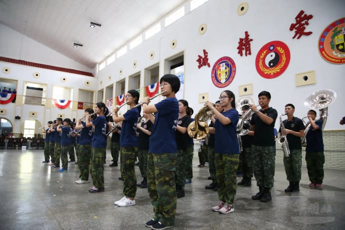 「軍樂體驗營」21日在成果發表會中，演奏多首著名軍樂，展現雄壯的氣勢。（軍聞社記者李一豪攝）