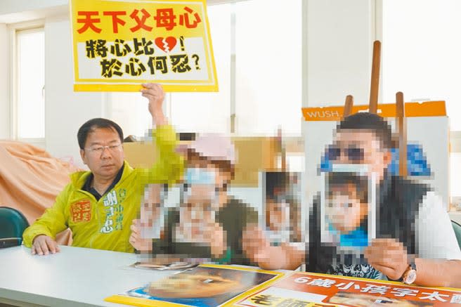 女童父母出面控訴幼兒園女老師涉嫌打傷女兒，事後不承認，毫無道歉誠意。（王文吉攝）