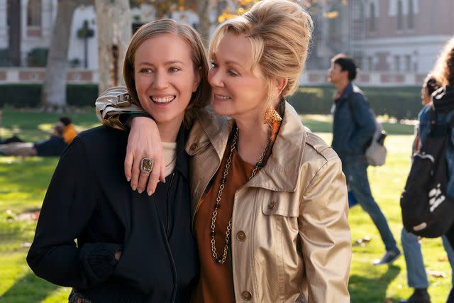 <p>MAX</p> Hannah Einbinder and Jean Smart in 'Hacks'