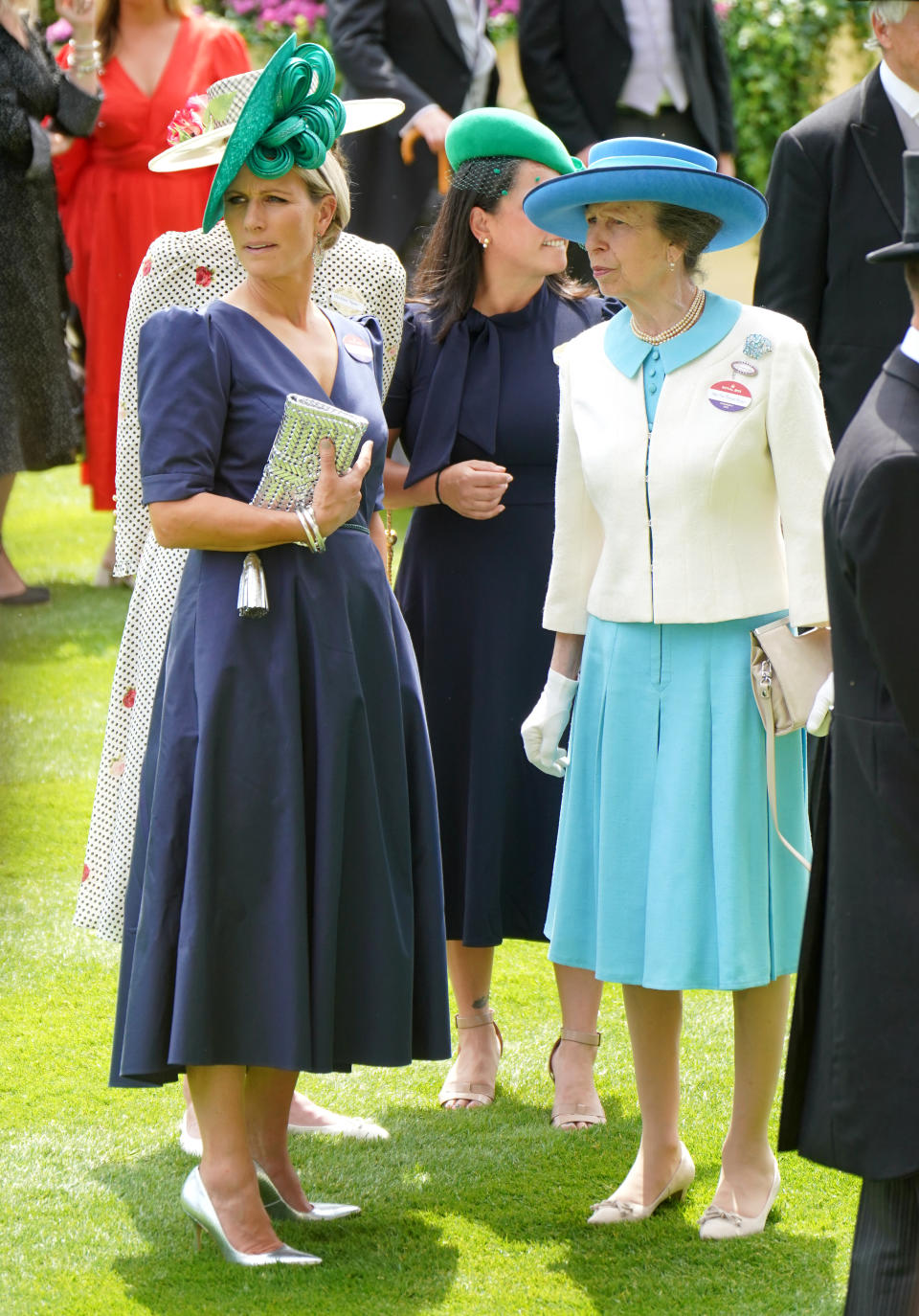 Zara Tindall (po lewej) i Princess Royal przybywają drugiego dnia Royal Ascot na tor wyścigowy Ascot w Berkshire.  Data zdjęcia: środa, 21 czerwca 2023 r. (Zdjęcie: Jonathan Brady/PA Images za pośrednictwem Getty Images)