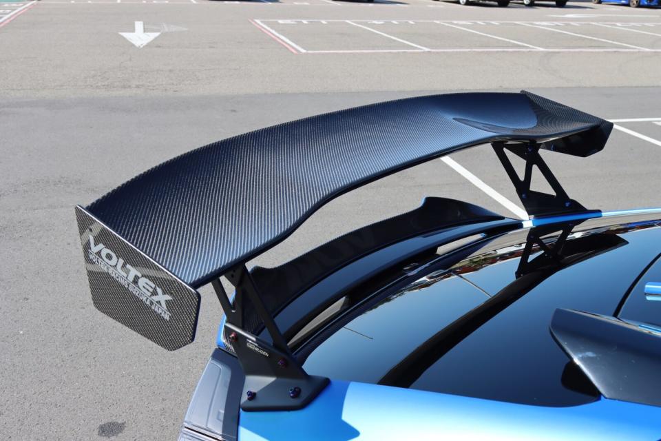 這組日本空力套件大廠–Voltex推出的碳纖維大型GT尾翼，上方垂直與水平翼板為碳纖維材質製造，翼板面積相當寬，可提供良好的下壓力表現，且碳纖維紋路工整透徹，不愧是高檔改裝部件。