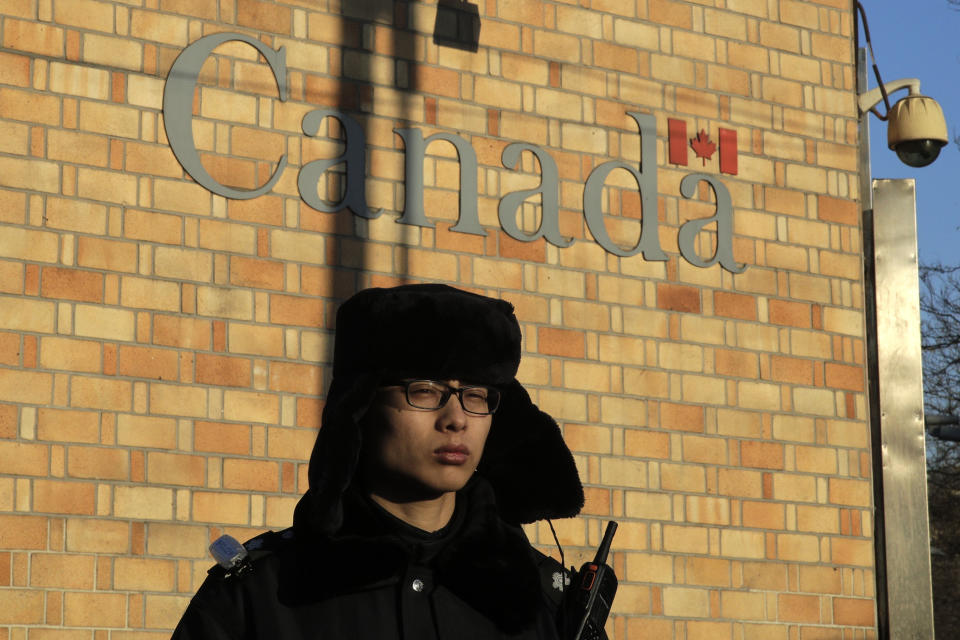 Un policía hace guardia en el exterior de la embajada de Canadá en Beijing, el 12 de diciembre de 2018. (AP Foto/Andy Wong)