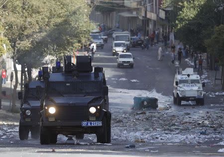 Armoured police vehicles patrol the streets in Turkey's border province of Gaziantep after clashes over the besieged Syrian town of Kobani, southeastern Turkey October 10, 2014. REUTERS/Osman Orsal