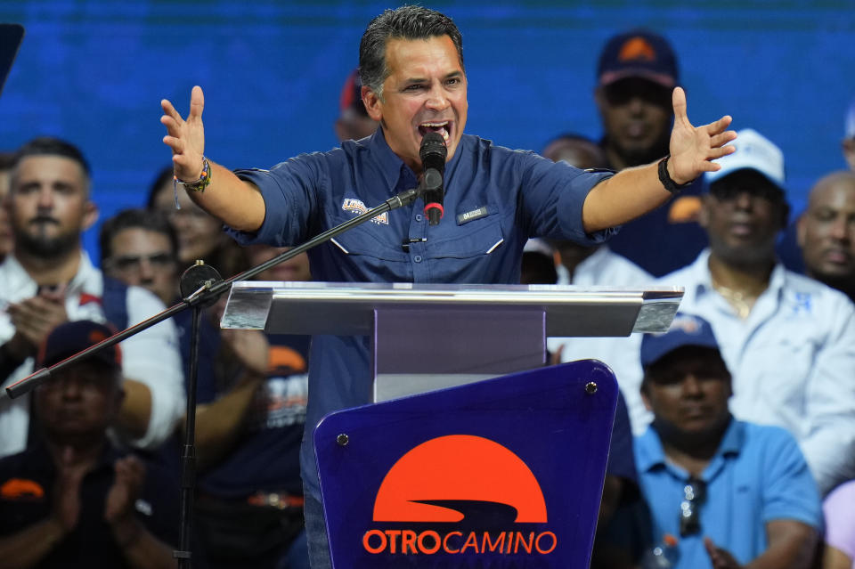 El candidato presidencial del Movimiento Otro Camino, Ricardo Lombana, habla con sus partidarios durante un mitin de cierre de campaña, en la Ciudad de Panamá, el martes 30 de abril de 2024. Panamá celebrará elecciones generales el 5 de mayo. (Foto AP/Matías Delacroix)