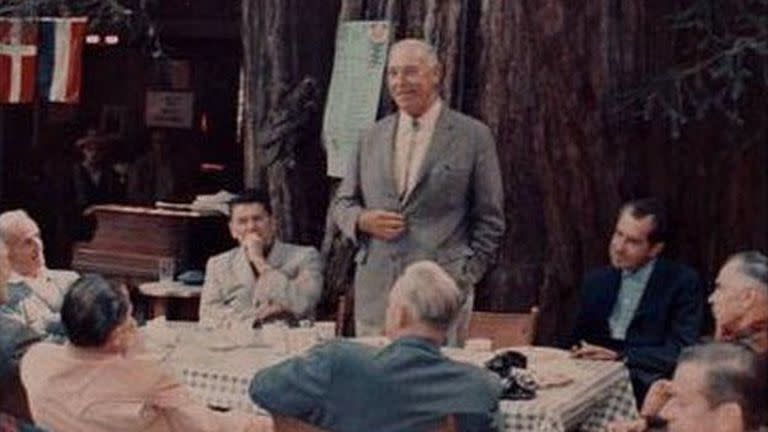 Miembros del Bohemian Grove en 1967, entre ellos Ronald Reagan, Harvey Hancock y Richard Nixon