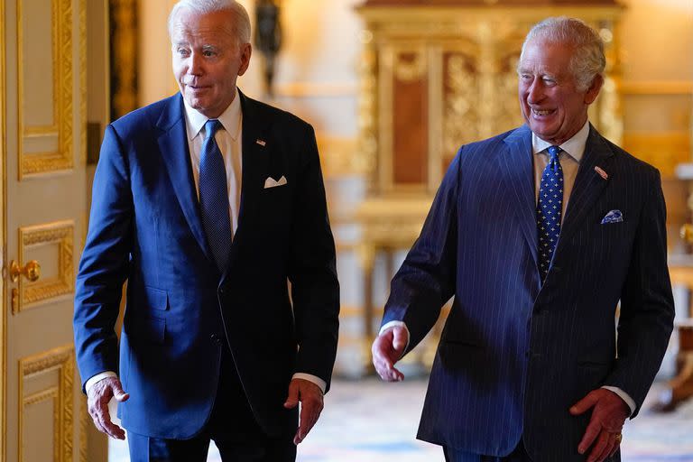 El rey Carlos III de Gran Bretaña y el presidente de los Estados Unidos, Joe Biden, ingresan para reunirse con los participantes del Foro de Movilización de Financiamiento Climático en el Salón Verde del Castillo de Windsor (Foto de Andrew Matthews / PISCINA / AFP)