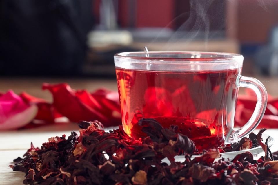 Hibiscus tea is flavorful and can curb cravings for other kinds of beverages. mironovm – stock.adobe.com