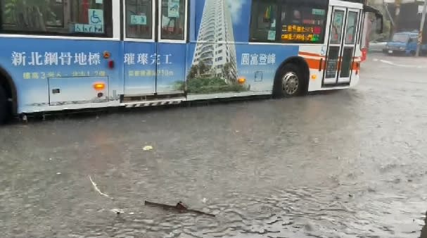 蘆洲也出現淹水災情。（圖／東森新聞）