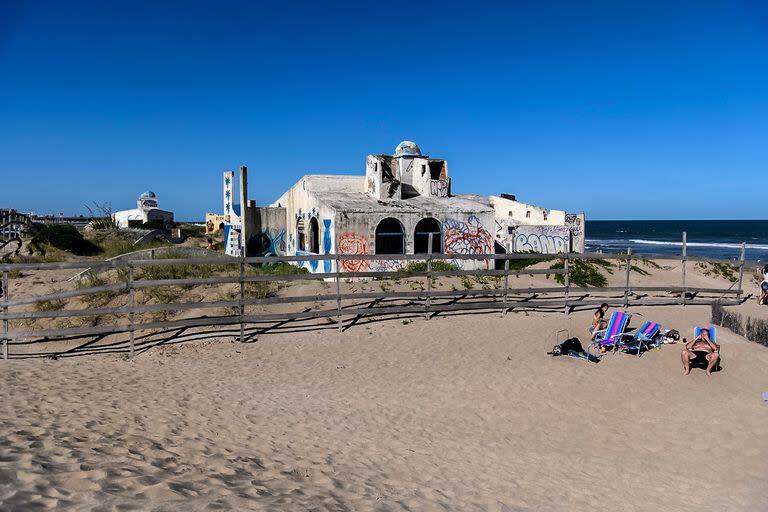 Quedó tapado por médanos aunque la entrada a la playa se utiliza, al igual que el estacionamiento