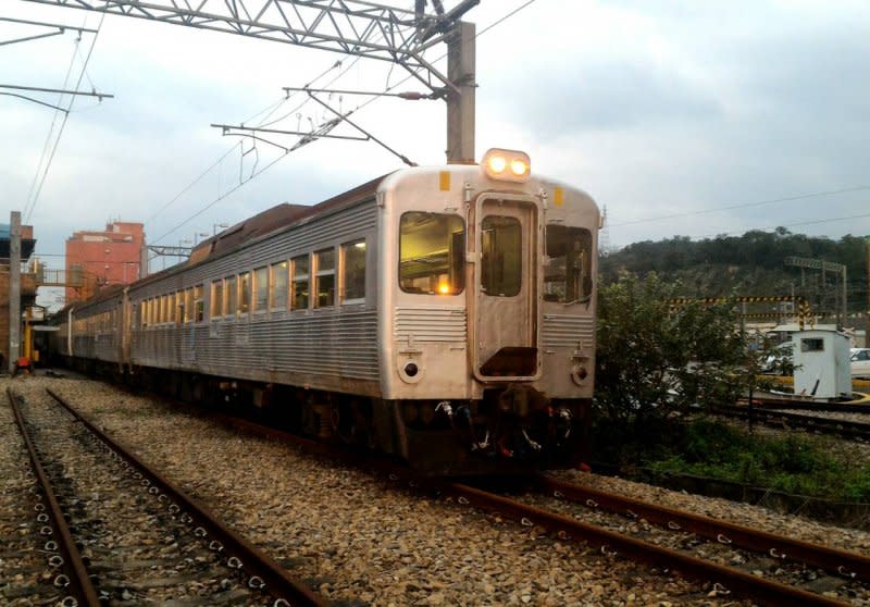 台鐵DR2700型柴油客車「光華號」已有49年歷史，過去光華號曾經是台鐵最快的列車。