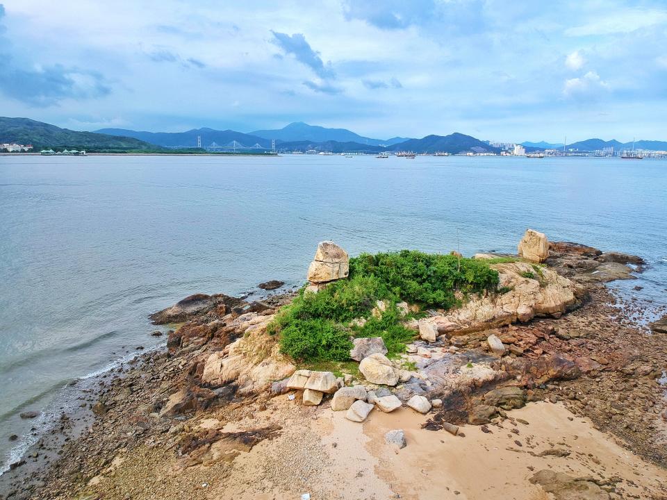 東北方盡頭的疊石因側面有點似卡通人物史樂比的大頭，亦有史樂比石的暱稱。