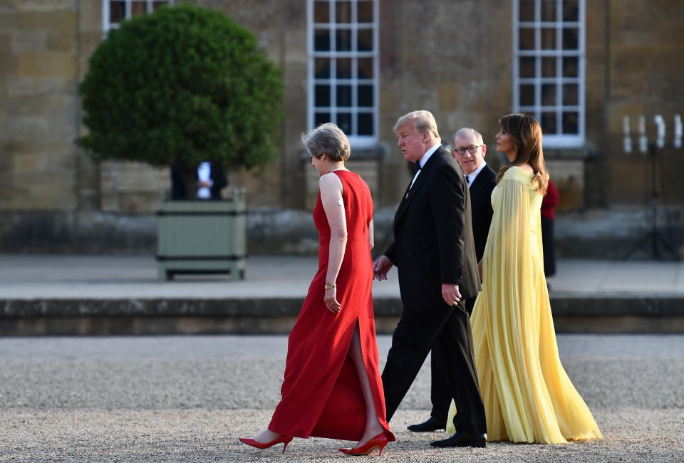 UK01. OXFORDSHIRE (REINO UNIDO), 12/07/2018.- La primera dama estadounidense, Melania Trump (d); el presidente de EE.UU., Donald Trump (2i); la primera ministra británica, Theresa May (i), y su esposo, Philip (2d), caminan juntos hacia los escalones de la Gran Corte mientras las bandas de guardia escocesas, irlandesas y galesas dan la bienvenida ceremonial a Trump hoy, jueves 12 de julio de 2018, en Oxfordshire (Reino Unido). Trump y su esposa, Melania, fueron recibidos hoy en el palacio de Blenheim, en el condado de Oxfordshire (Inglaterra), con una solemne ceremonia militar antes de su cena con empresarios británicos. Trump llegó hoy a Londres procedente de Bruselas para iniciar su primera visita oficial al Reino Unido. EFE/Ben Stansall/POOL