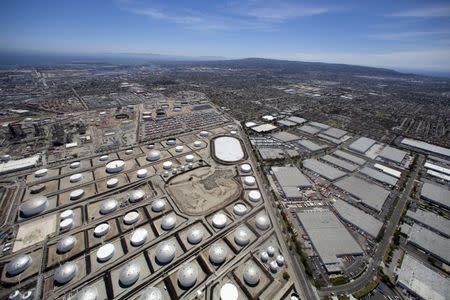 The Tesoro oil refinery is viewed from the air in Carson, California August 5, 2015. REUTERS/Mike Blake