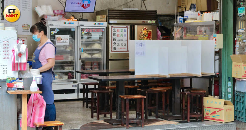 因應台北市防疫政策，台北市飯店、餐廳、冰品飲料店及地下街商場餐廳等只提供外帶及外送服務，民眾相當遵守政府規定。（圖／馬景平攝影）
