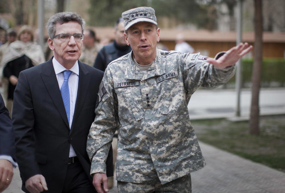 German Defence Minister Thomas de Maiziere (L) and General David Petraeus, Commander of the NATO International Security Assistance Force (ISAF) and US Forces in Afghanistan meet at the ISAF headquarters in Kabul, March 26, 2011. This is de Maiziere's first trip to Afghanistan since becomming defence minister. REUTERS/Michael Kappeler/Pool