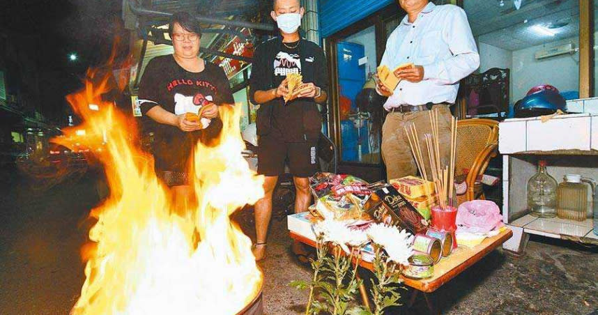 幼貓遭到麵店老闆殺害後，鄰居以及網友在麵店門口焚香祭拜，希望幼貓一路好走。（圖／報系資料照）