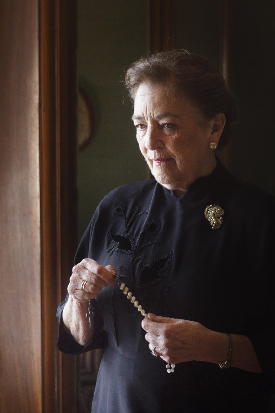 En esta imagen proporcionada por Netflix Carmen Maura en una escena de la serie "Alguien Tiene que Morir" que se estrena el 16 de octubre de 2020 en Netflix. (Netflix via AP)