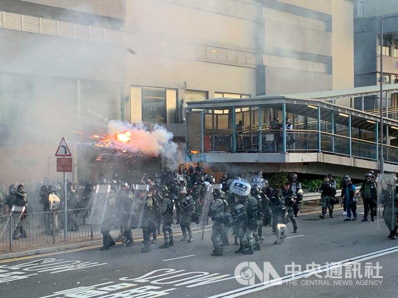 北京制定香港國安法，造成港人示威 激烈衝突再現，「反送中場景一一出現。（檔案照）