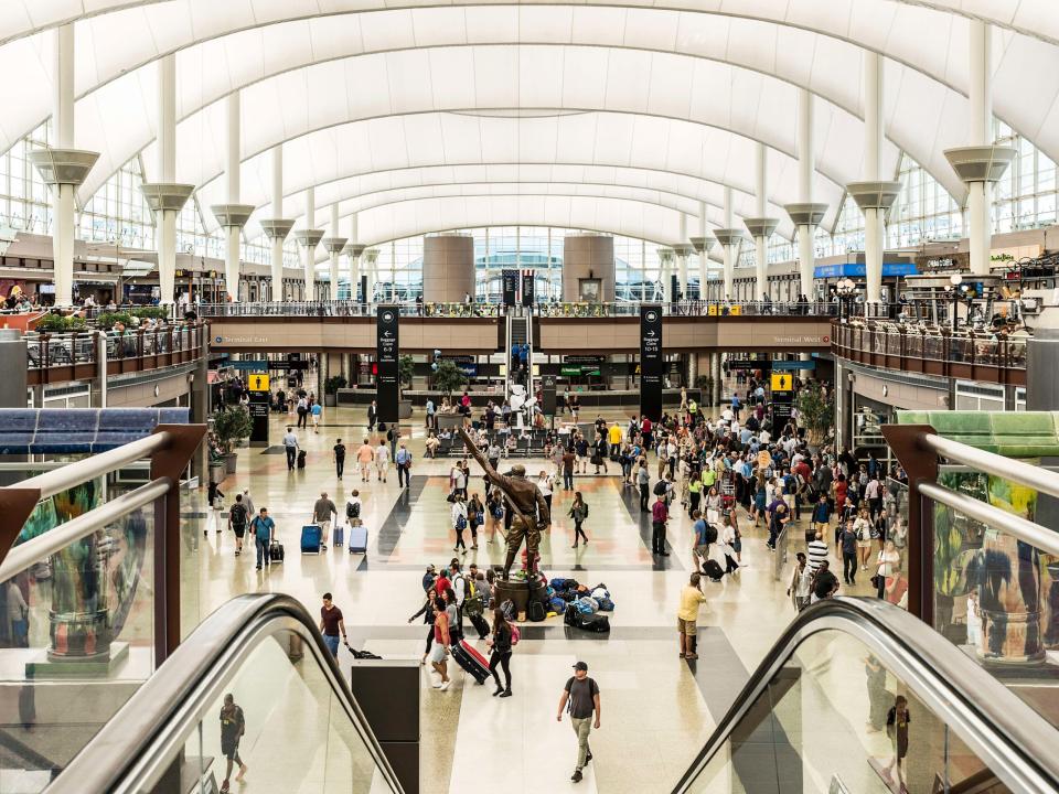 Im Inneren eines Flughafenterminals in Denver. - Copyright: John Greim/LightRocket via Getty Images