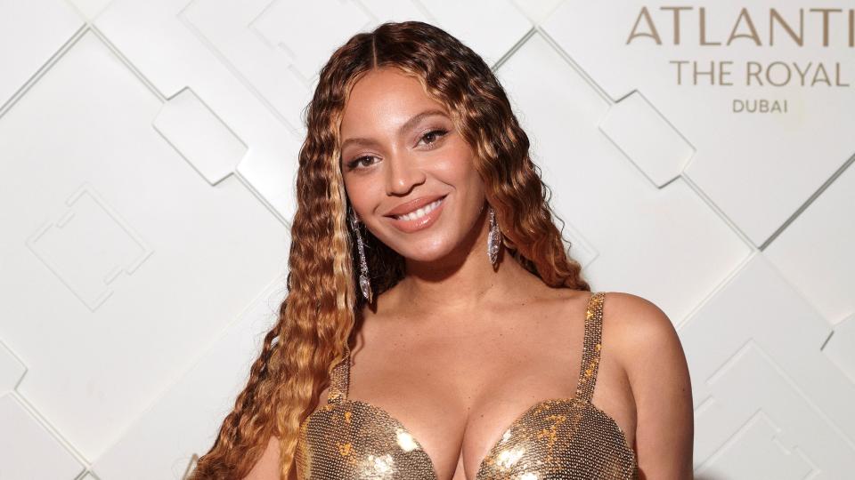 Beyoncé pictured with balayage blonde hair