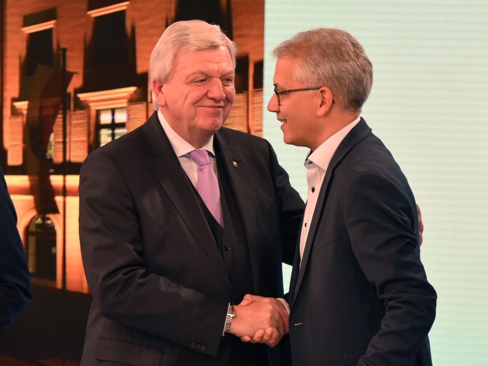 Hessens Ministerpräsident Volker Bouffier (l, CDU) und Tarek Al-Wazir (Grüne) haben sich auf einen Koalitionsvertrag für das Land geeinigt. (Bild: Oliver Dietze/AFP/Getty Images)