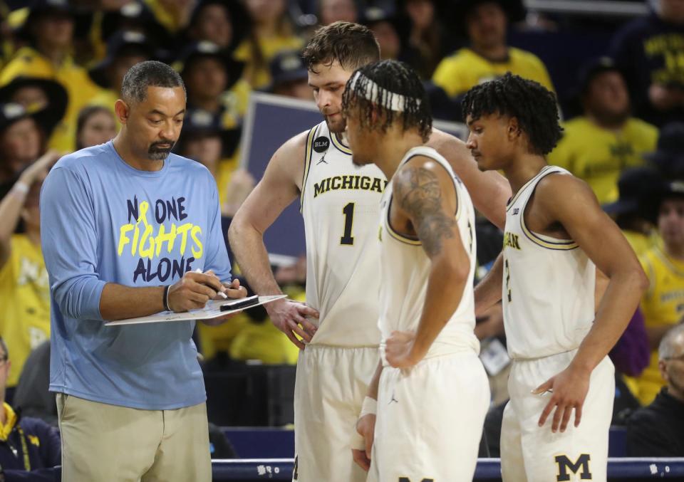 Michigan coach Juwan Howard with forward Terrance Williams II, center, center Hunter Dickinson and guard Kobe Bufkin during U-M's 60-56 win on Sunday, Jan. 22, 2023, at Crisler Center.