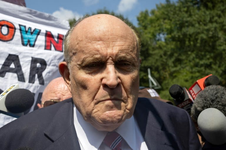 Rudy Giuliani, exalcalde de Nueva York y exabogado del expresidente de EEUU Donald Trump, habla con la prensa tras haber sido fichado en la Prisión del Condado de Fulton, en Atlanta, el 23 de agosto de 2023 (Christian Monterrosa)