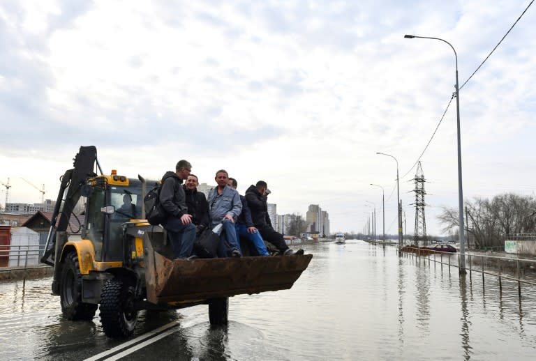 Moyens de transports improvisés dans la ville inondée d'Orenboug en Russie le 13 avril 2024 (Olga MALTSEVA)