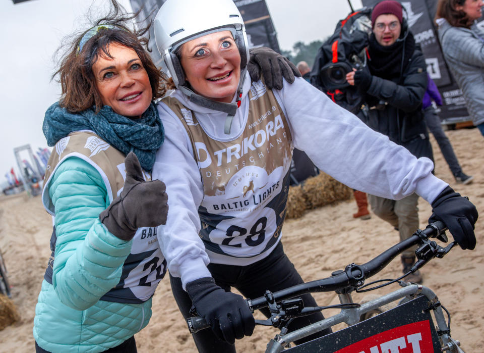 Die Schauspielerinnen Gerit (l.) und Anja Kling (r.) jubeln nach dem Zieleinlauf beim Schlittenhunderennen 