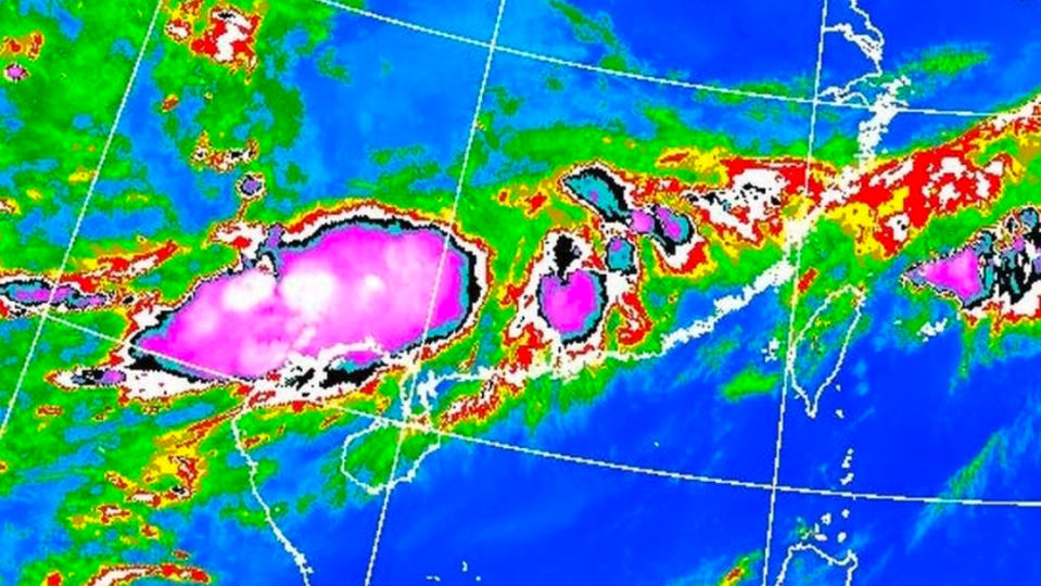 鄭明典PO衛星雲圖，說台灣西側有一道「中尺度對流複合體」，恐帶來致災性降雨。翻攝自鄭明典臉書