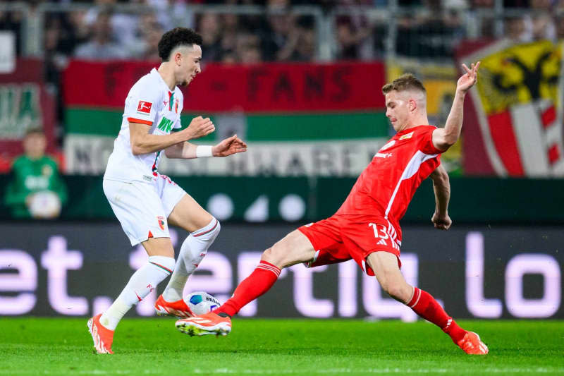 Augsburg's Ruben Vargas (L) in action against Union Berlin's Andraes Schaefer during the German Bundesliga soccer match between FC Augsburg and 1. FC Union Berlin at the WWK-Arena. Tom Weller/dpa