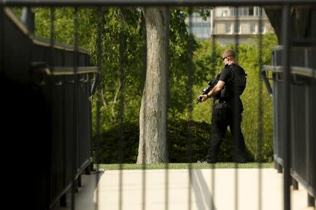 A U.S. Secret Service counter-assault team member patrols after an apparent fence jumper attempted to enter the White House grounds in Washington, U.S. April 26, 2016. REUTERS/Jonathan Ernst