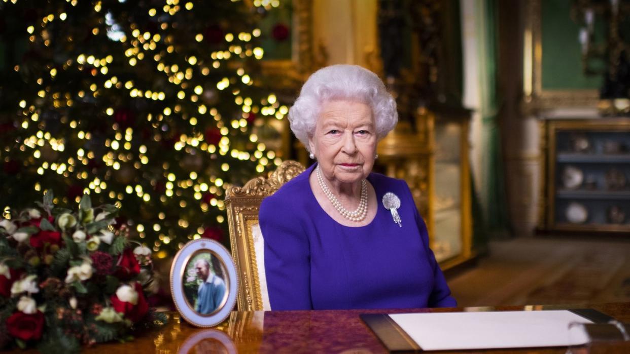 Königin Elizabeth II. bei der Aufzeichnung ihrer Weihnachtsansprache auf Schloss Windsor.