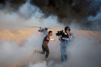 <p>Im nördlichen Gaza-Streifen, an der Grenze zu Israel, filmt ein Kameramann während eines palästinensischen Aufstandes aus nächster Nähe das Geschehen. (Bild: Reuters/Mohammed Salem) </p>