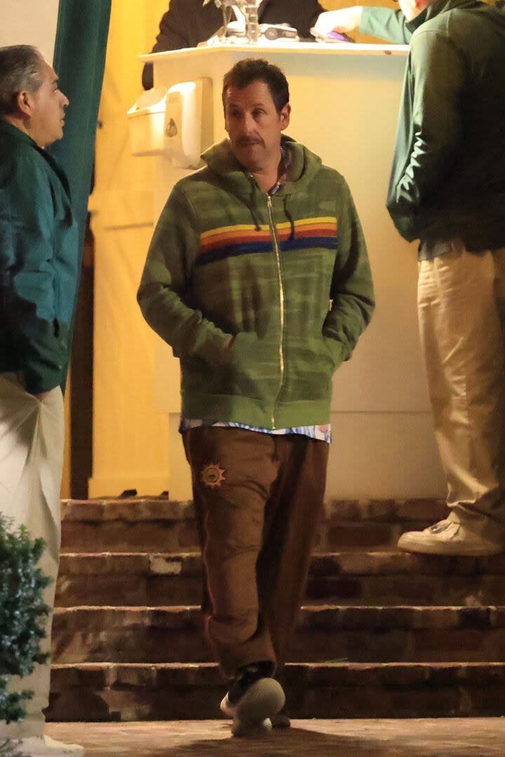 Adam Sandler disfrutó de la cena y eligió para la ocasión un look deportivo