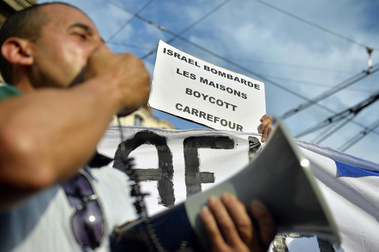 Un appel à boycotter Carrefour en 2014, lors d'une offensive d'Israël sur la Palestine (Photo ROMAIN LAFABREGUE/AFP)