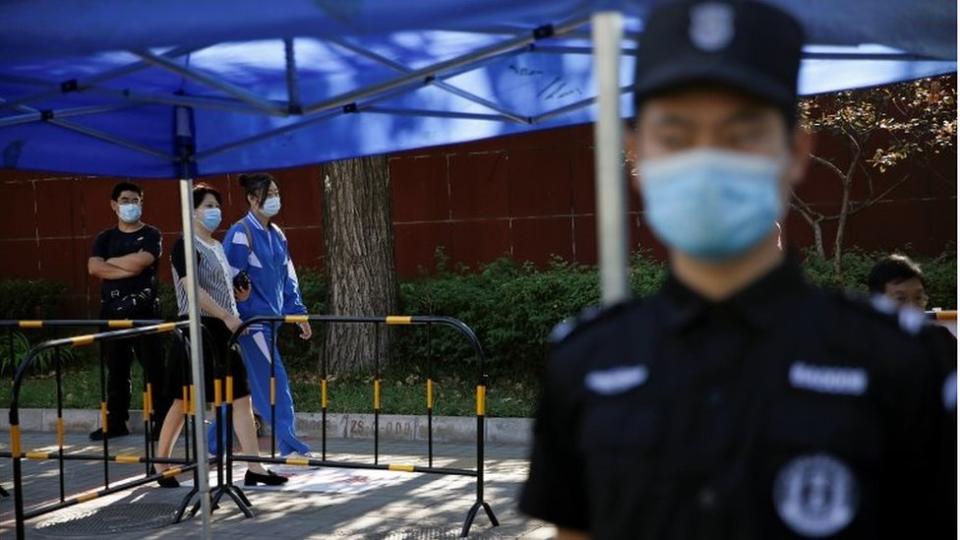 Policía en Pekín durante el gaokao.