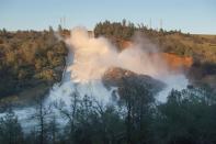 <p>Fotografía facilitada hoy, 13 de febrero de 2017, por el Departamento de Recursos Hidráulicos de California que muestra una cascada de agua cayendo sobre el río Feather desde la presa dañada de Oroville, en el condado de Butte, Estados Unidos, el pasado 11 de febrero de 2017. Casi 200.000 personas han sido evacuadas de diversas zonas del norte de California por los severos daños detectados en un aliviadero de la presa de Oroville, aunque la amenaza de una inundación ha disminuido en las últimas horas, informaron hoy medios locales. EFE/Florence Low </p>