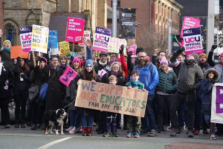 Sindicalistas y simpatizantes se reúnen para la marcha y concentración Protect The Right To Strike (Proteger el derecho a la huelga) cerca del Civic Centre de Newcastle, en protesta contra los controvertidos planes del Gobierno para una nueva ley sobre los niveles mínimos de servicio durante las huelgas