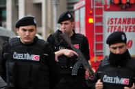 Turkish special forces take position on March 31, 2015 outside the Istanbul courthouse where a prosecutor probing the death of an anti-government protester was taken hostage by an armed group