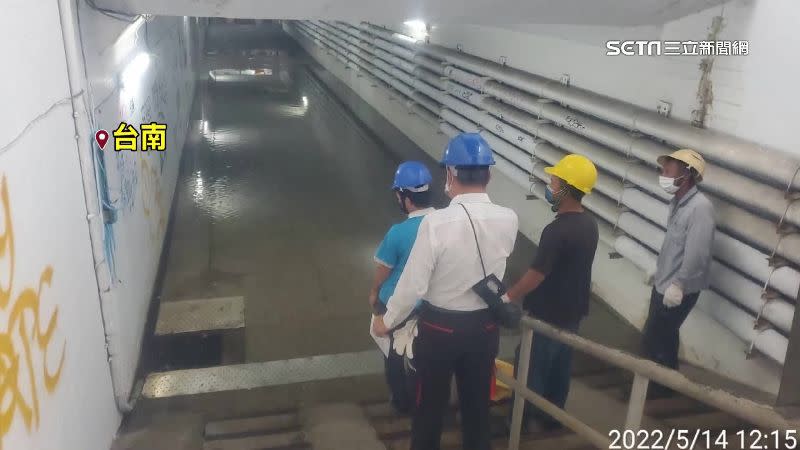 台南開元地下道抽水機故障導致淹水，相關單位立刻到現場圍起封鎖線。