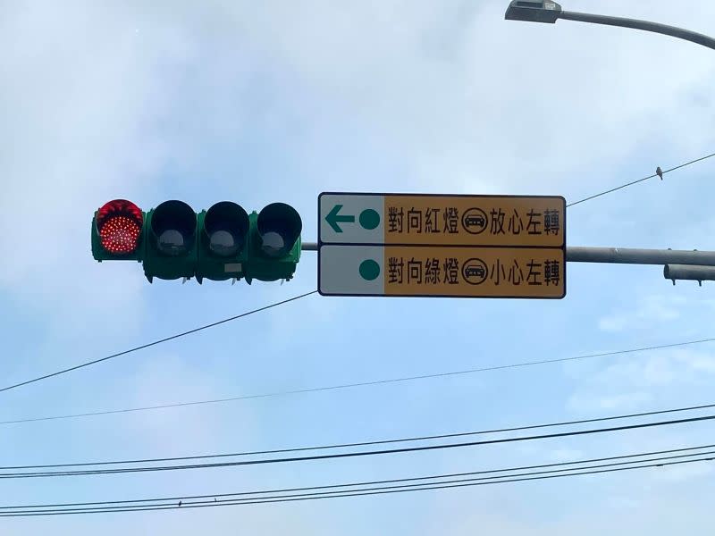 ▲一名網友表示，他行駛在桃園的道路上時，竟遇到一個從沒看過的告示牌，導致他愣了3秒鐘。（圖／翻攝自臉書「路上觀察學院」）