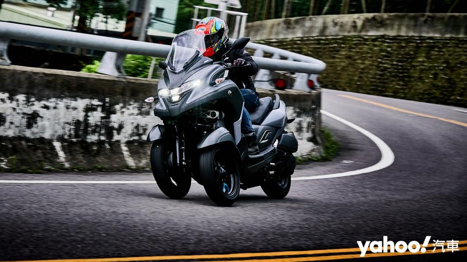 Yamaha Tricity 300跨都會試駕！沈穩中帶樂趣的大三腳玩物！
