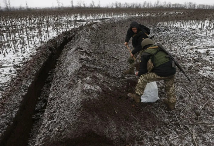 Ukrainske soldater utstyrer skyttergraver på et felt ikke langt fra Soledar i Donetsk-regionen 14. januar 2023, midt i den russiske invasjonen av Ukraina.  Anatolii Stepanov / AFP via Getty Images