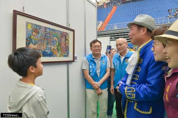 苗縣「青銀·清盈·藝啟趣」一日美術館展現藝術教育終身學習成果，右三為縣長鍾東錦參觀展品。（記者江乾松攝）