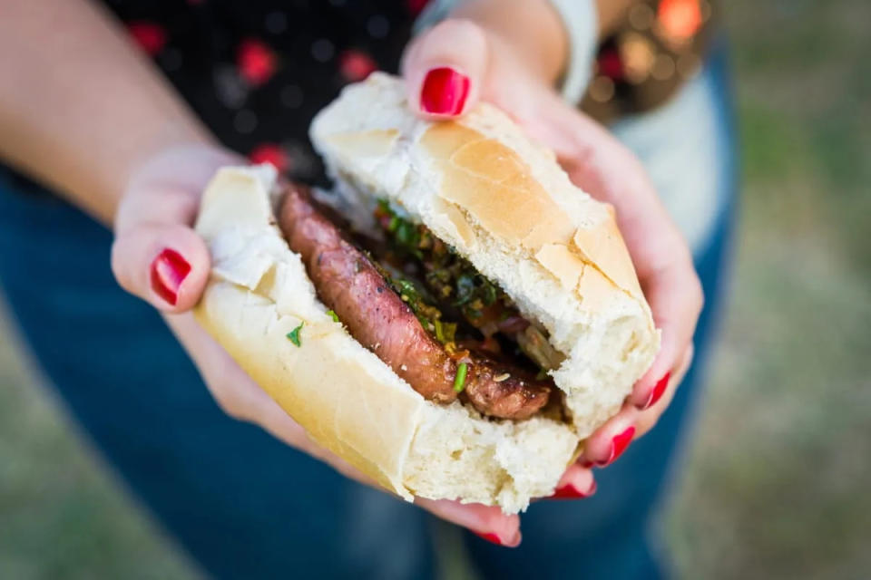 El choripan: consiste en un chorizo asado que se sirve entre dos trozos de pan, típico de las calles de Argentina. / Foto: Shutterstock