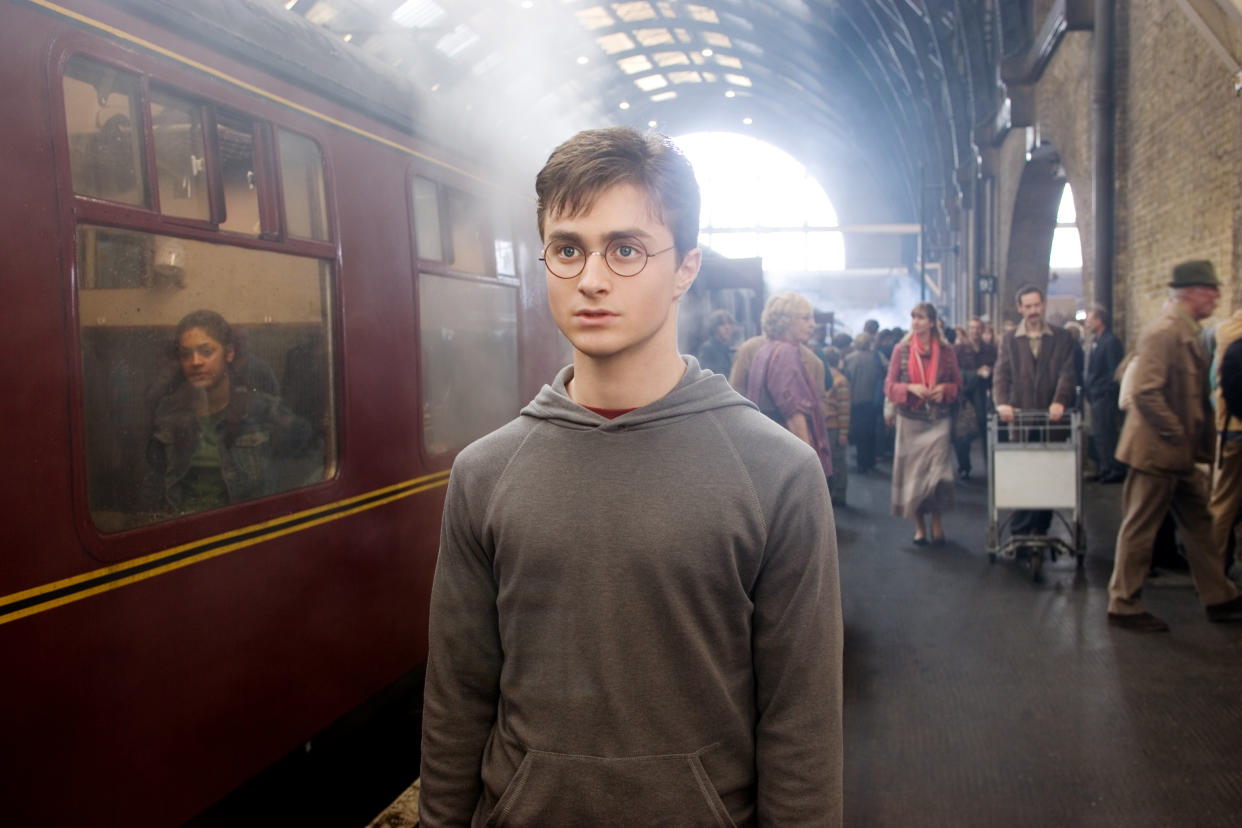 Harry Potter (Daniel Radcliffe) vor dem Hogwarts-Zug am Bahnsteig 9 ¾ in King‘s Cross. (Bild: ddp Images)